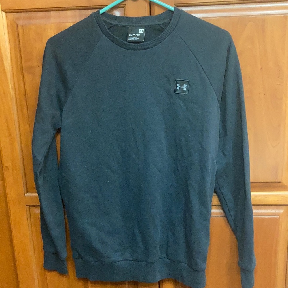 Under armour long sleeve.To small on me, comfortable and great for running.